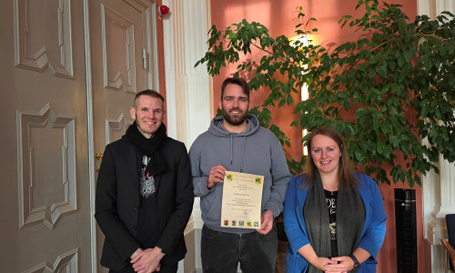Personalchef Christian Malitzki (links) überreichte dem neuen Standesbeamten Stephan Köchy im Beisein von Standesbeamtin Alina Curland die Bestellurkunde.