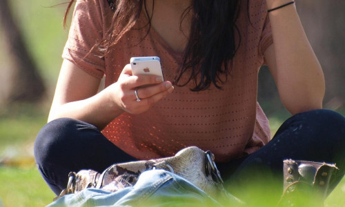 Smartphone-Nutzerin (Archiv)