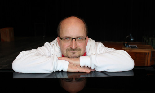 Burkhard Bauche präsentiert eine Schlagerrevue im Lindenhof-Theater.