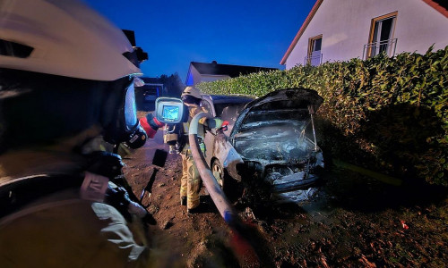 Feuerwehr Arpke bekämpft PKW-Brand (Archiv)