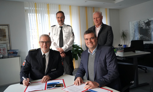 Polizeidirektor Rodger Kerst, Leiter der PI Goslar, und Landrat Dr. Alexander Saipa unterzeichneten die Sicherheitspartnerschaft im Kreishaus. Umrahmt wurden sie dabei vom Ersten Polizeihauptkommissar Christian Schuhmacher (Leiter Einsatz) und Frank-Michael Kruckow (Leiter des Fachbereiches Sicherheit und Ordnung beim Landkreis Goslar).