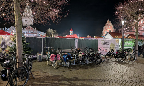 Die Fahrradabstellanlage vor dem Weihnachtsmarkt an einem Mittwochabend.