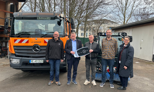 Olaf Chrost (Ahlborn Unimog Regionalvertriebsleiter), Alexander Hoppe (Bürgermeister), Oliver Marocke (Leiter Baubetriebshof), Roland Wander (stellv. Leiter Baubetriebshof) und Grit Bädekerl (Fachbereichsleitung Bauen) (v. li.).