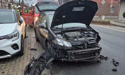 Durch den Aufprall wurde die Front des Autos abgerissen.