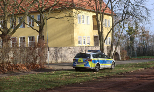 Auf dem Grundstück der Schule wurde ein Toter gefunden.