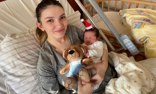 Mutter Marina Rusta mit ihrem Weihnachtsbaby Konstantinos.