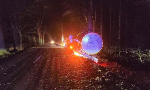 Verkehrsunfall auf der L120 im Bereich Debstedt - Milchtransporter gerät in den Seitenraum (Archiv)