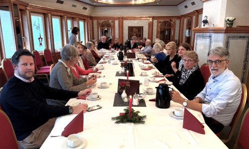 Die Grünen Damen und Herren bei der Weihnachtsfeier in Goslar mit Dorian Denner, Klinikmanager der Asklepios Harzkliniken (li. vorne).