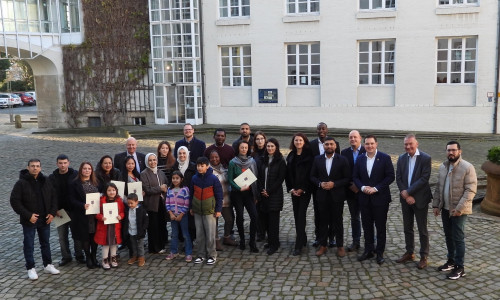 Landrat Philipp Raulfs händigte die Einbürgerungsurkunden an 35 Personen aus 17 Herkunftsländern aus.