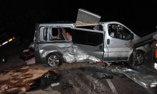 Kleinbus nach Notöffnung durch die Feuerwehr (Archiv)