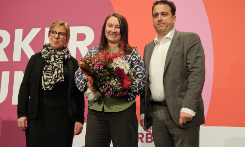 Agnieszka Zimowska (Mitte) mit Ernesto Harder, DGB-Bezirksvorsitzender und Katrin Skirlo, stellvertretende DGB-Bezirksvorsitzende. Ebenfalls beide heute neu gewählt.  