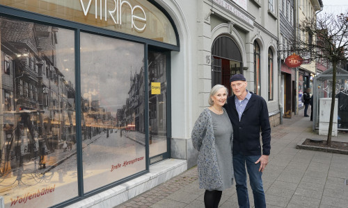 Christiane und Uwe Thomas vor ihrem Haus der Geschenke: Links die ehemalige Vitrine, rechts die kleine Vitrine.