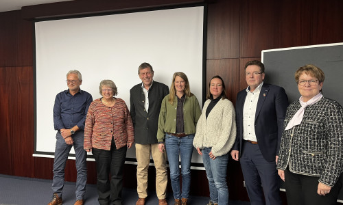 Zur vorerst letzten Sitzung des 2023 gegründeten Forums Wasser kamen Vertreterinnen und Vertreter aus Verwaltung, Landwirtschaft, Wissenschaft, Verbänden und weiteren Fachbereichen zusammen, um aktuelle Entwicklungen, Herausforderungen und Zukunftsperspektiven der regionalen Wasserwirtschaft zu diskutieren.