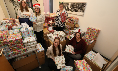 Hier wird für den Weihnachtsmann gearbeitet: Fleißige Helfer verpacken die vielen Geschenke, damit sie pünktlich zu Heiligabend ankommen.