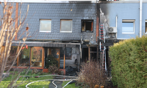 Der Anbau stand in Flammen. 