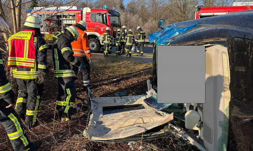Bei dem verunfalltem Fahrzeug musste das Dach abgeklappt werden (Archiv)
