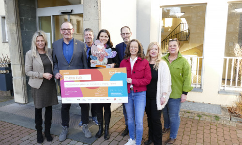 Freuen sich über den Deutschen Kita-Preis: Kreis-Sozialdezernentin Prof. Dr. Andrea Friedrich (von links), Henrik Kühn, Amtsleiter für Bildung und Kultur der Stadt Peine, Jugendamtsleiter Maik Zilling, Elisa Behrens, Koordinatorin Präventionsketten beim Landkreis Peine, Stadtrat Christian Axmann, Katja Keunecke, Leiterin der Kita "Schatzkiste" sowie Diana Eichler, Leiterin der Wallschule Sally Perel und Kita-Fachberaterin Christine Peukert.