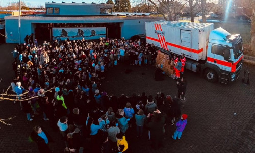 Die Ehrenamtlichen der Johanniter beim Einsammeln der Pakete