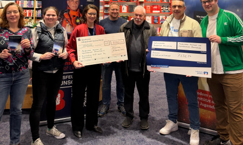 Marina Thies, Tatjana Kopischke (Autorenteam BF Braunschweig) Maria Meibohm (Buchhandlung Graff), Markus Meyne (Autorenteam BF Braunschweig) Hans-Ludwig Sämann (Förderverein Feuerwehr Braunschweig) Nando Pasternak und Sven-Michael Jacobs (Autorenteam BF Braunschweig) bei der Scheckübergabe am Mittwoch, 10. Dezember, in der Buchhandlung Graff (v. li.).  