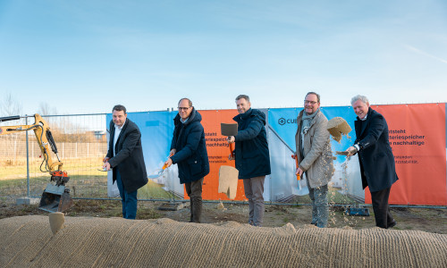 René Lange, Geschäftsführer LSW, Dr. Albrecht Kindler, CFO CUBOS, Dennis Weilmann, Oberbürgermeister der Stadt Wolfsburg, Thomas Kraus, Vorstand Wolfsburg AG und Marc Wille, CEO CUBOS (v. li.).