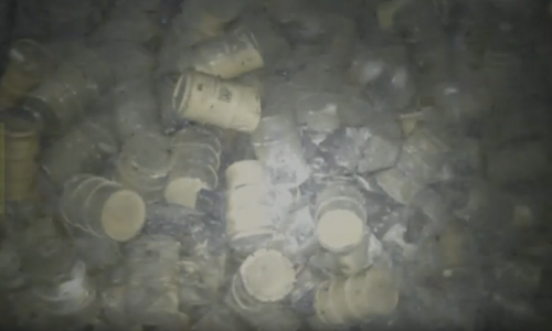 Am 19. November hat die Bundesgesellschaft für Endlagerung mbH (BGE) mit Hilfe einer Kamera erstmalig nach mehreren Jahrzehnten in die Einlagerungskammer 8a auf der 511-Meter-Ebene geschaut, um die vor 50 Jahren eingelagerten Fässer und die Kammer zu bewerten.