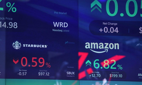 Börsenkurse von Starbucks und Amazon an der Nasdaq (Archiv)