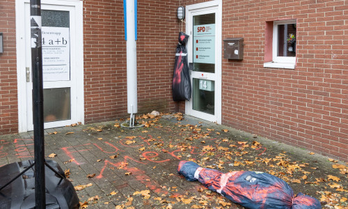 Unbekannte hatten vermeintliche Leichensäcke vor der SPD-Zentrale abgelegt beziehungsweise angebracht.
