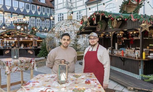 Rony SaryAldeen und Jan-Niclas Hoppe sind mit dem Standort vor dem Bankhaus Seeliger zufrieden.