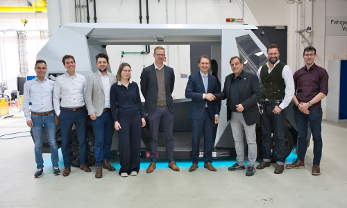 Der KBA-Präsident besuchte am 3. Dezember 2025 das NFF in Braunschweig (v.l.n.r): Niklas Heise, Jannes Iatropoulos, Philip Wallis, Emma Strenge, Thies Weinand, KBA-Präsident Richard Damm, Prof. Roman Henze, Dr.-Ing. Maximilian Flormann, Henrik Münchhausen.