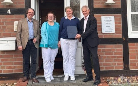 Stadtrat Dr. Dirk Härdrich, Christin Runge, Dr. Stephanie Koch und Oberbürgermeister Frank Klingebiel (v. li.).