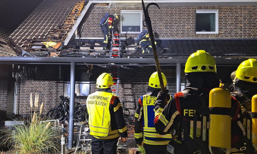 Feuerwehr bei Nachlöscharbeiten (Archiv)