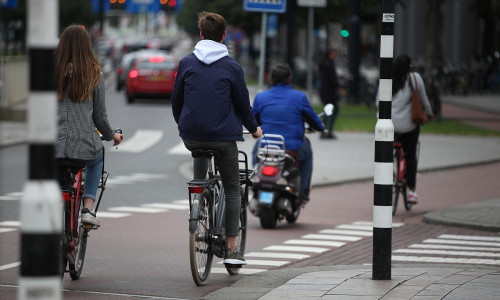 Fahrradfahrer und Rollerfahrer (Archiv)