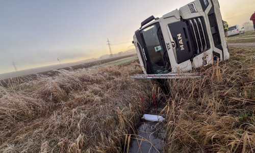 Der LKW war genau in den Graben gefallen.