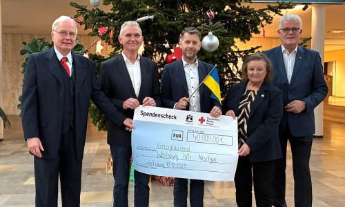 Oberbürgermeister Dennis Weilmann (Mitte) mit (von links) Dr. Jörg Lamberg (DRK-Präsident), Thorsten Rückert (DRK-Vorstand), Ludmilla Neuwirth und Ralf Krüger (Ratsvorsitzender) bei der Scheckübergabe.