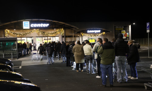 Vor dem E-Center hatte sich eine lange Schlange gebildet.