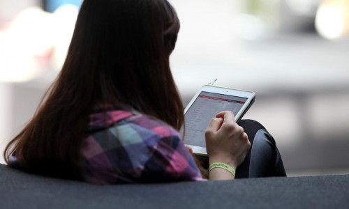 Frau mit Tablet (Archiv)