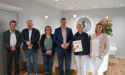 Steffen Pallinger, Erster Kreisrat Frank Dreßler, Nadine Wolff, Landrat Dr. Alexander Saipa, Christina Meyer und Dr. Pia Kocea bei der Übergabe des Fördermittelbescheides in der hausärztlichen Gemeinschaftspraxis in Seesen (v. li.). 