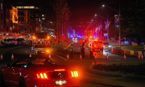 Einsatzkräfte am Bondi Beach in Sydney am Tatort eines terroristischen Angriffes mit zahlreichen Todesopfern am 14.12.2025
