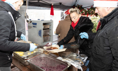 An die 800 Weihnachtsessen wurden ausgegeben.