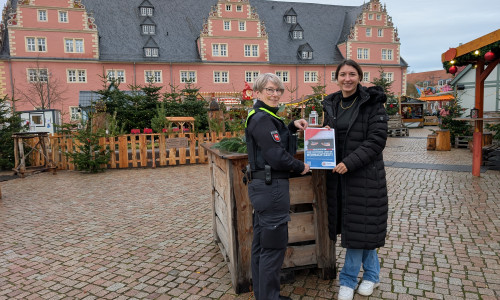 Claudia Fricke und Anna Wohlert-Boortz mit dem Plakat der Polizei.