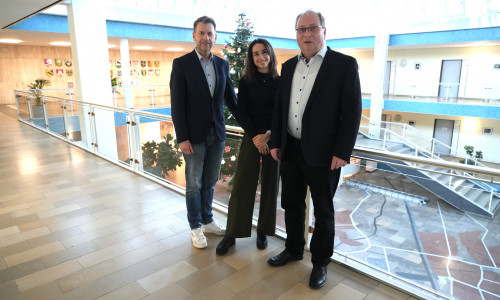 Oberbürgermeister Dennis Weilmann (links) würdigt das langjährige Engagement Kriegers und begrüßt Balistreri als zukünftige Verantwortliche für das Ehrenamt in Wolfsburg.