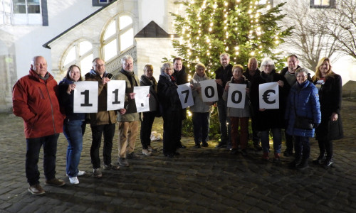 Philipp Raulfs, Landrat des Landkreises Gifhorn, hat zusammen mit dem Organisationsteam des "Schlossmarkts zum Advent" eine Spende in Höhe von 11.700 Euro an Nina Siebert, Vorsitzende des Gifhorner Vereins "Helfen vor Ort", übergeben.