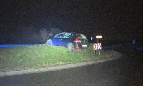 Rentner fährt frontal in Kreisel (Archiv)