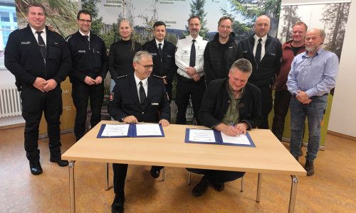 Bei der Unterzeichnung der Sicherheitspartnerschaft in der Nationalparkverwaltung in Wernigerode: (vorn v.l.) Rodger Kerst Leiter der Polizeiinspektion Goslar (PI) und Nationalparkleiter Dr. Roland Pietsch, (hintere Reihe, v.l.) Marcel Huth (PI), Steffen Jach (PI), Dr. Viktoria Röntgen (NLP), Christian Simson (PI), Christian Schuhmacher (PI), Thomas Schwerdt (NLP), Martin Schulze (PI), Dr. Tim Mann (NLP), Karsten Torkler (NLP).