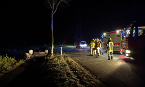 Das Auto war auf dem Dach zum Liegen gekommen.