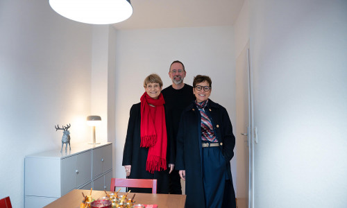 TU-Präsidentin Prof. Dr. Angela Ittel, Geschäftsführer des Studierendenwerks OstNiedersachsen und BBG-Vorstandsmitglied Karin Stemmer in einer der möblierten Wohnungen für Gäste der TU Braunschweig.