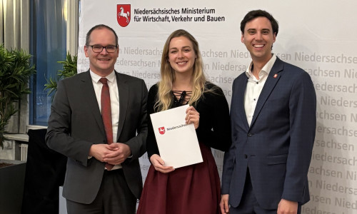 Niedersachsens Wirtschaftsminister Grant Hendrik Tonne übergab den Förderbescheid für die Startup Akademie W.IN an Fachreferentin Sabrina Kirchholtes und Bereichsleiter Mathis Vetter.
