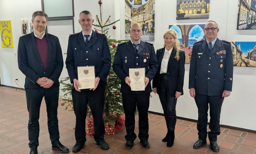 Die Urkunden halten sie stolz in den Händen: Die neuen Stellvertretenden Ortsbrandmeister Sebastian Kaczmarek (2.v. li.) und Sebastian Kleina (Mitte) kurz nach der Übergabe der Urkunden in der Stadtverwaltung durch Oberbürgermeisterin Urte Schwerdtner (2. v. re.). Außerdem mit vor Ort: Stadtbrandmeister Christian Hellmeier (re.) und der Fachbereichsleiter Bürgerservice der Stadt Goslar, Sven Busse (li.).