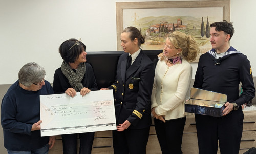 Frau Oberleutnant zur See Sophie Speldrich (3. v. li.) konnte in Anwesenheit von Oberbürgermeisterin Urte Schwerdtner (2. v. re.) 5.600 Euro an Edeltraut Breeger und Kirsten Neveling (v. li.) für die Goslarer Tafel übergeben.