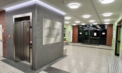 Der neue Aufzug in der Burgschule.